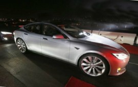 Tesla Model S is equipped with the dual-motor option and autopilot tech 