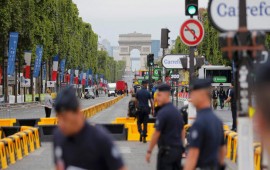 Paris police shoot at car at Tour de France finish