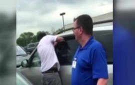 Watch Officers rescue sobbing toddler from hot car in NJ