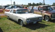 Oldsmobile Holiday 4-dr Hardtop